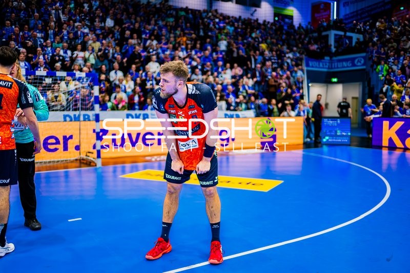 Spieler von Rhein Neckar Löwen auf dem Feld während einer Spielpause.