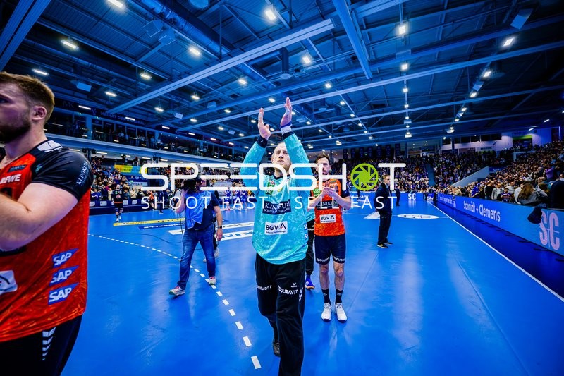 Spieler betreten das Spielfeld