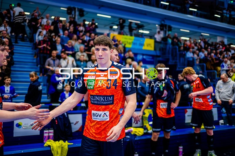 Spieler auf dem Spielfeld nach dem Spiel