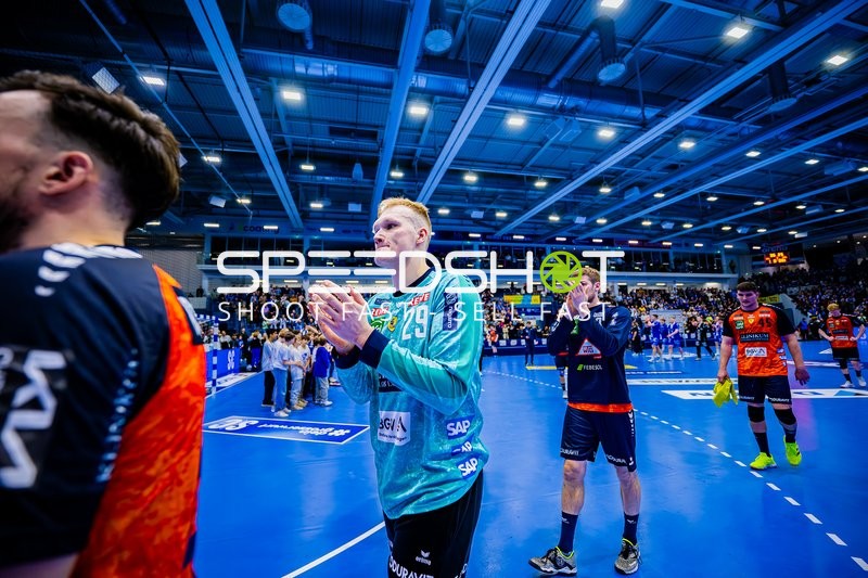 Spieler versammeln sich nach dem Spiel in der Halle.