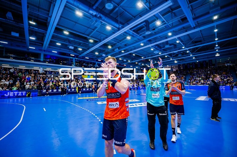 Spieler der Rhein-Neckar Löwen applaudieren den Zuschauern nach dem Spiel.