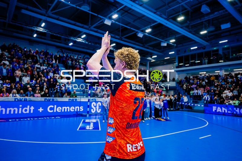 Ein Spieler der Rhein-Neckar Löwen applaudiert dem Publikum.