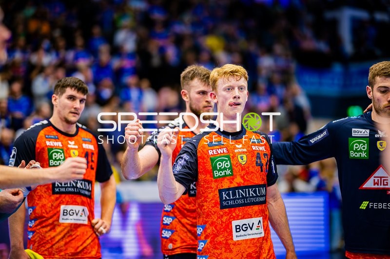 Spieler von Rhein-Neckar Löwen im Teamkreis nach einem Spielzug