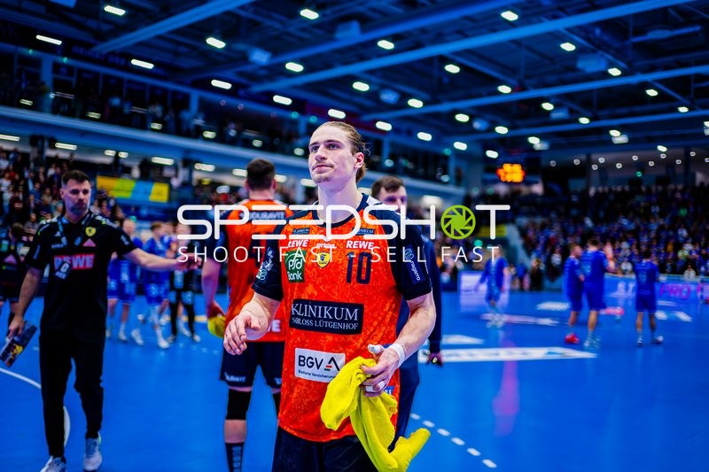 Spieler von Rhein Neckar Löwen verlässt das Spielfeld nach dem Spiel.