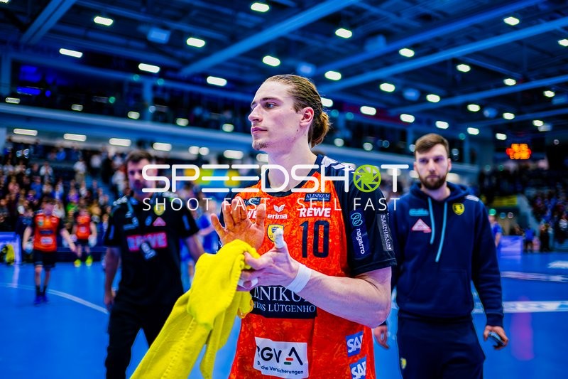 Ein Spieler von Rhein Neckar Löwen mit der Nummer 10 verlässt das Spielfeld nach dem Spiel.