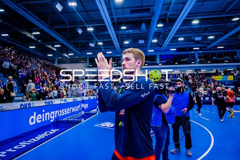 Spieler begrüßt das Publikum nach dem Spiel.