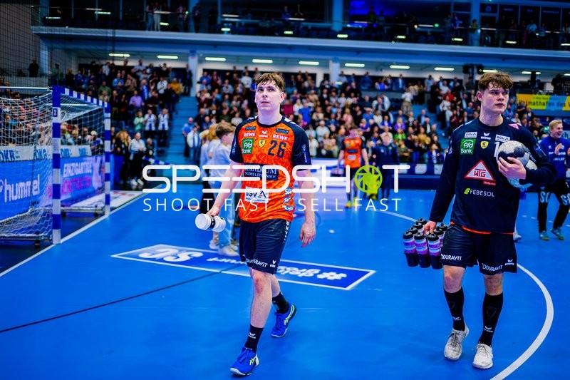 Spieler verlassen das Spielfeld nach dem Aufwärmen