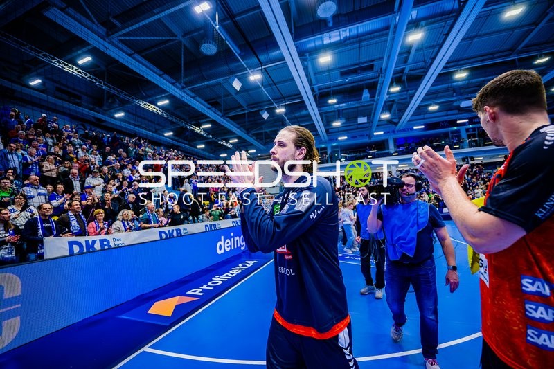 Spieler von Rhein-Neckar Löwen applaudiert den Zuschauern