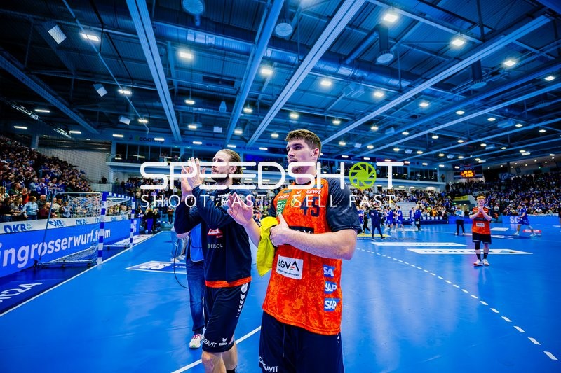 Spieler klatschen nach dem Spiel