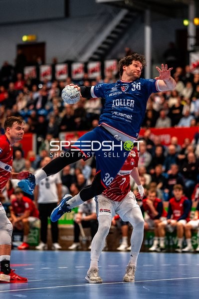 Ein Spieler von SG BBM Bietigheim beim Sprungwurf.