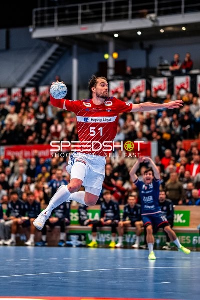 Spieler von HSVH Hamburg beim Wurf auf das Tor.