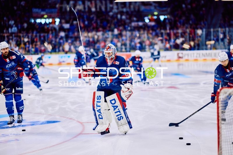 Felix Brückmann (90, Adler Mannheim) bereit zum Puckspiel