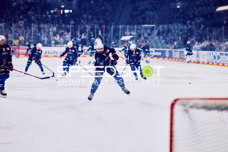 Tobias Fohrler (5, Adler Mannheim) bereitet Schuss vor