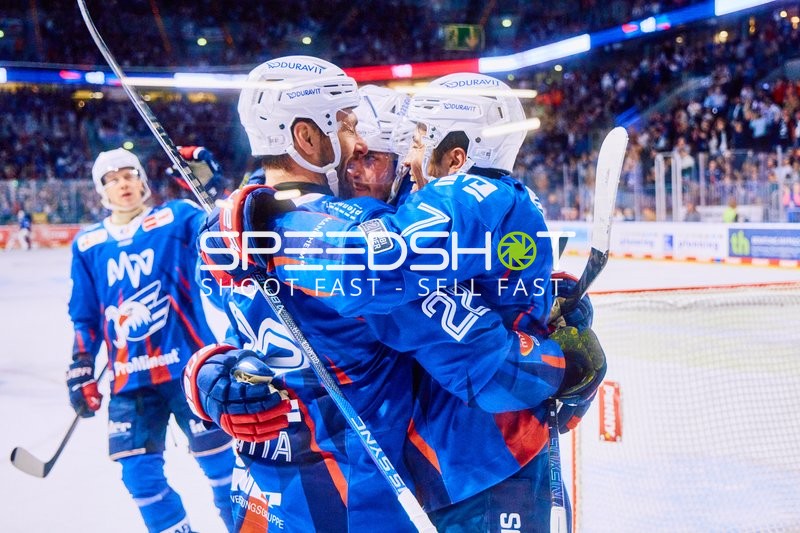 Matthias Plachta (22, Adler Mannheim) und John Gilmour (7, Adler Mannheim) umarmen sich