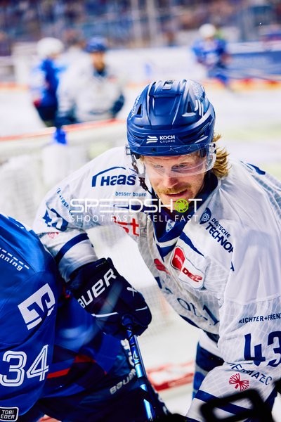 Tom Kühnhackl (34, Adler Mannheim) gegen 43, Straubing Tigers am Puck