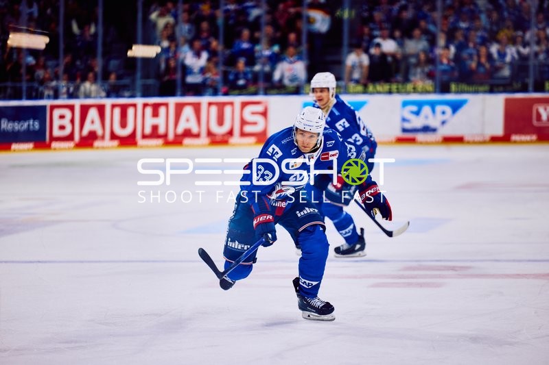 Tom Kühnhackl (33, Adler Mannheim) bereitet Schuss vor
