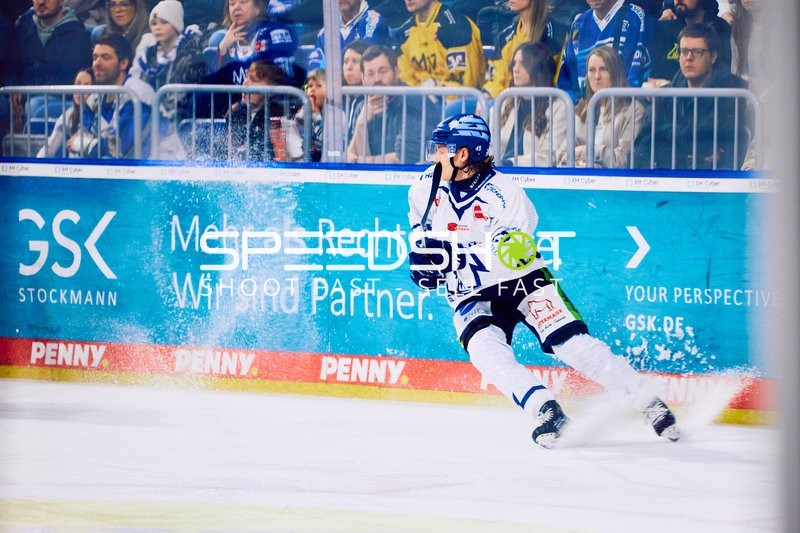 Mario Zimmermann (13, Straubing Tigers) fährt Kurve