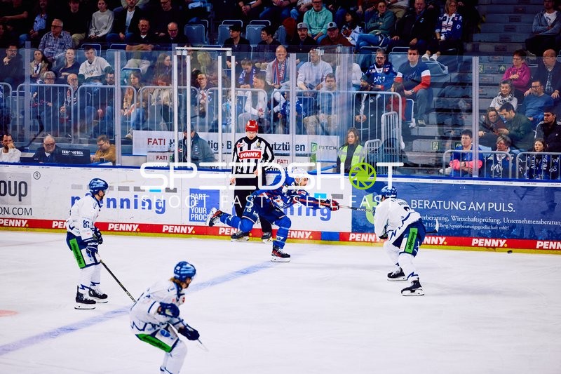 Leon Gawanke (9, Adler Mannheim) schießt, Alex Green (6, Straubing Tigers) verteidigt
