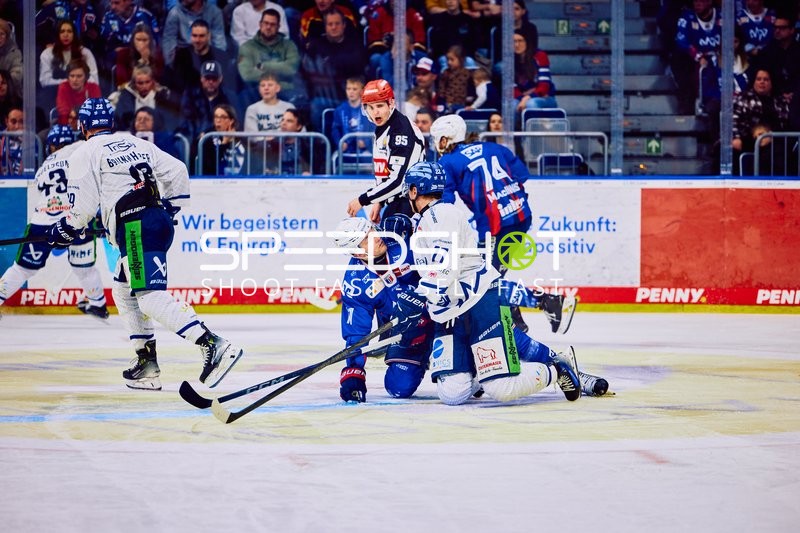 Matthias Plachta (22, Adler Mannheim) und Nelson Nogier (77, Straubing Tigers) kämpfen am Boden