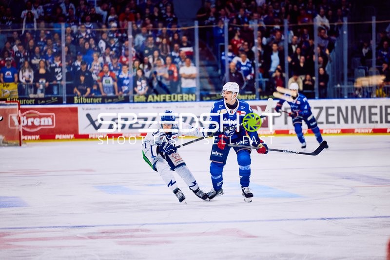 Leon Gawanke (9, Adler Mannheim) gegen Taylor Leier (7, Straubing Tigers)