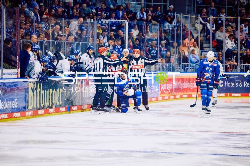 Schiedsrichter mit John Gilmour (7, Adler Mannheim)