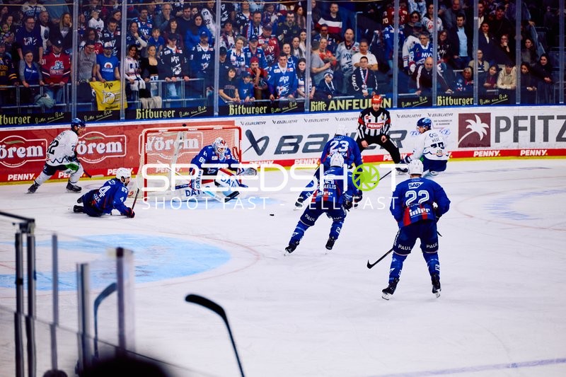 Straubing Tigers schießt auf Felix Brückmann (90, Adler Mannheim)