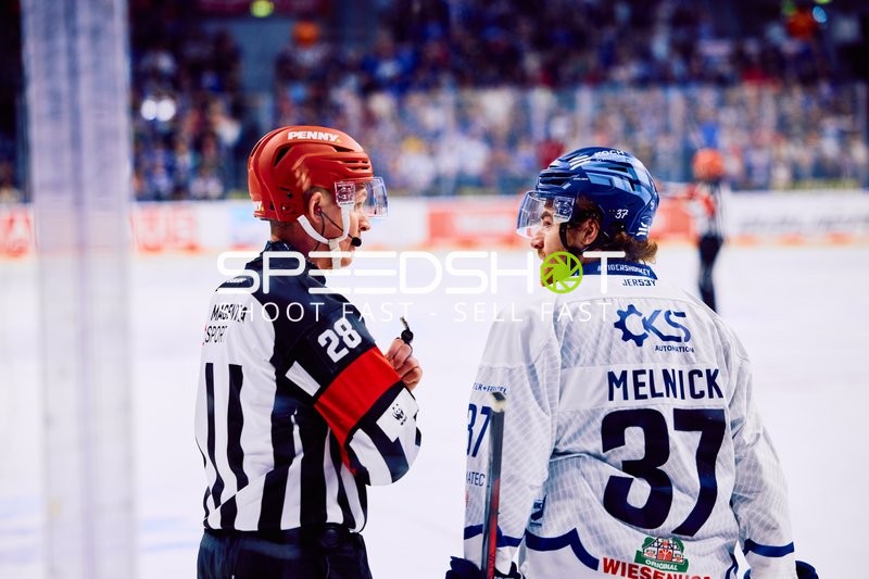 Schiedsrichter mit Josh Melnick (37, Straubing Tigers)