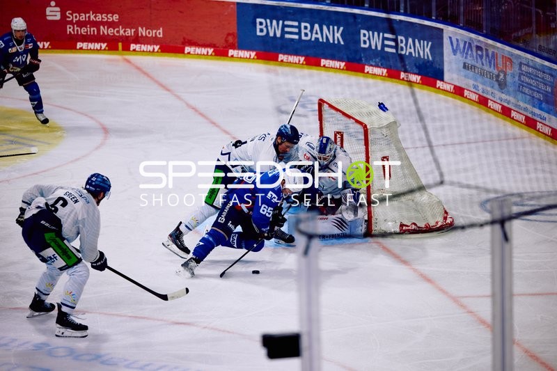 Marc Michaelis (65, Adler Mannheim) vor Tor bedrängt