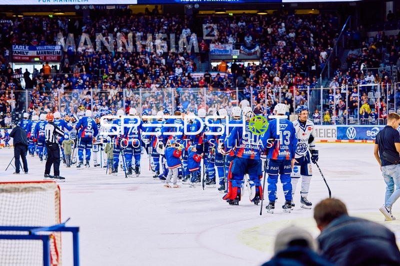 Felix Brückmann (90, Adler Mannheim) und Stefan Loibl (13, Adler Mannheim) beim Handschlag