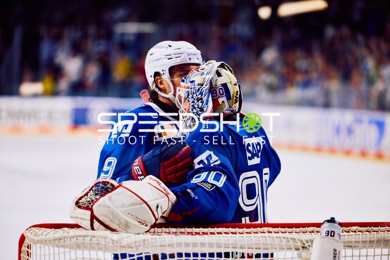Felix Brückmann (90, Adler Mannheim) und Leon Gawanke (9, Adler Mannheim) umarmen sich