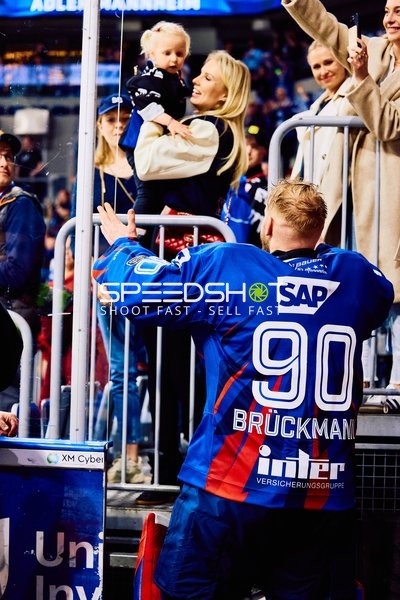 Felix Brückmann (90, Adler Mannheim) begrüßt Fans