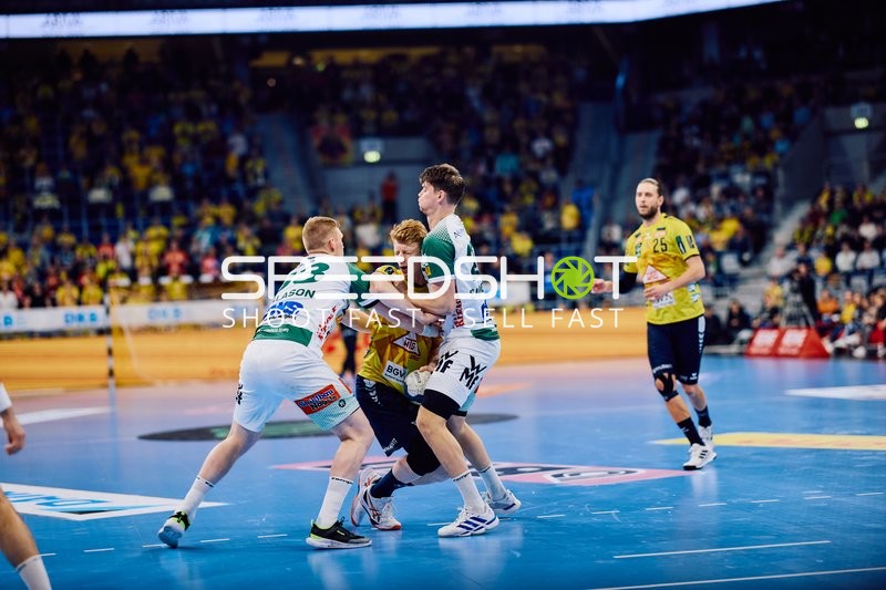 Ein Spieler von Rhein-Neckar Löwen ist im Zweikampf mit zwei Spielern von Frisch Auf Göppingen.