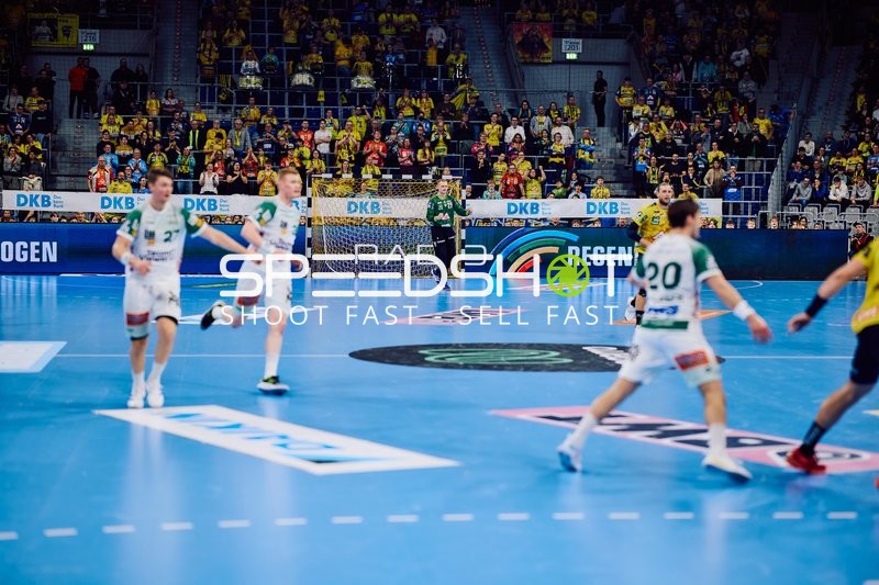 Ein Spieler von FRISCH AUF! Göppingen mit der Nummer 20 bewegt sich auf dem Spielfeld.