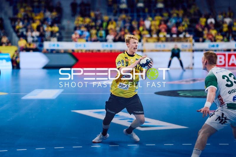 Ein Spieler der Rhein-Neckar Löwen, Juri Knorr (#10), dribbelt den Ball und wird von einem Spieler von FRISCH AUF! Göppingen, Ymir Gislason (#33), verteidigt.