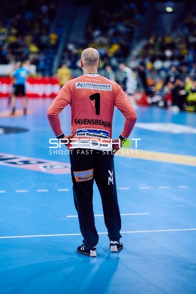 Torwart steht auf dem Spielfeld und beobachtet das Spielgeschehen.