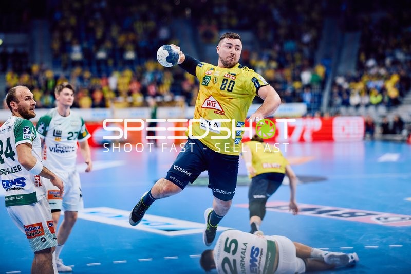 Ein Spieler der Rhein-Neckar Löwen springt zum Torwurf.