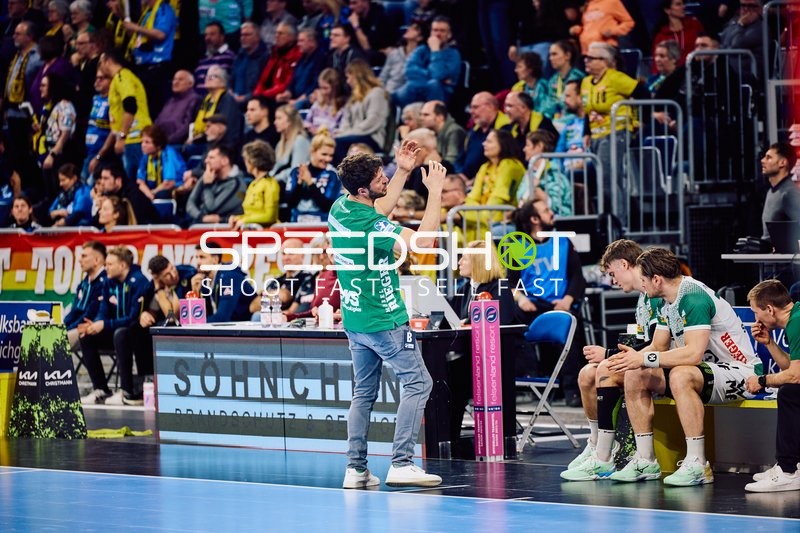 Ein Trainer von Frisch Auf Göppingen gibt Anweisungen während des Spiels.