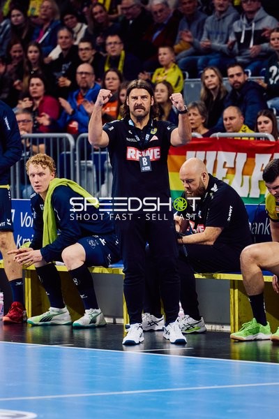 Ein Trainer der Rhein-Neckar Löwen gestikuliert an der Seitenlinie.