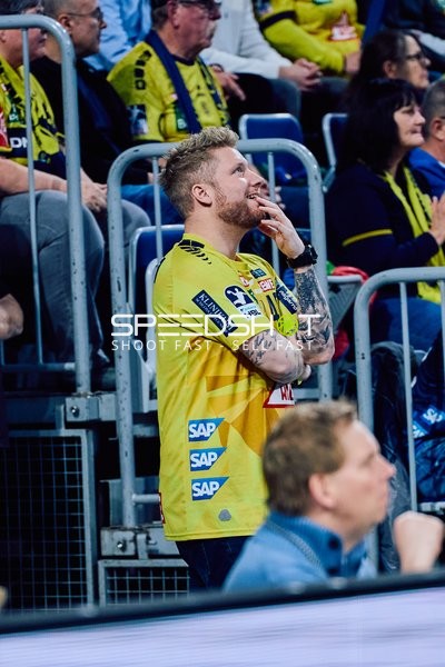 Zuschauer beobachtet das Spiel.