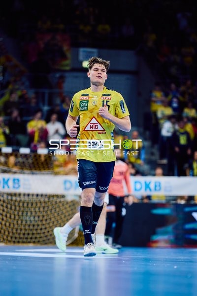 Einzelner Spieler auf dem Spielfeld