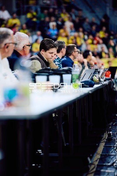 Offizielle und Medienvertreter konzentriert am Spielfeldrand während des Spiels