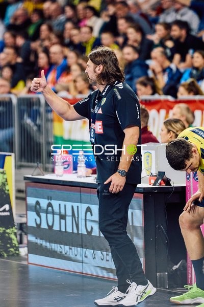 Rhein-Neckar Löwen Trainer gibt Anweisungen.