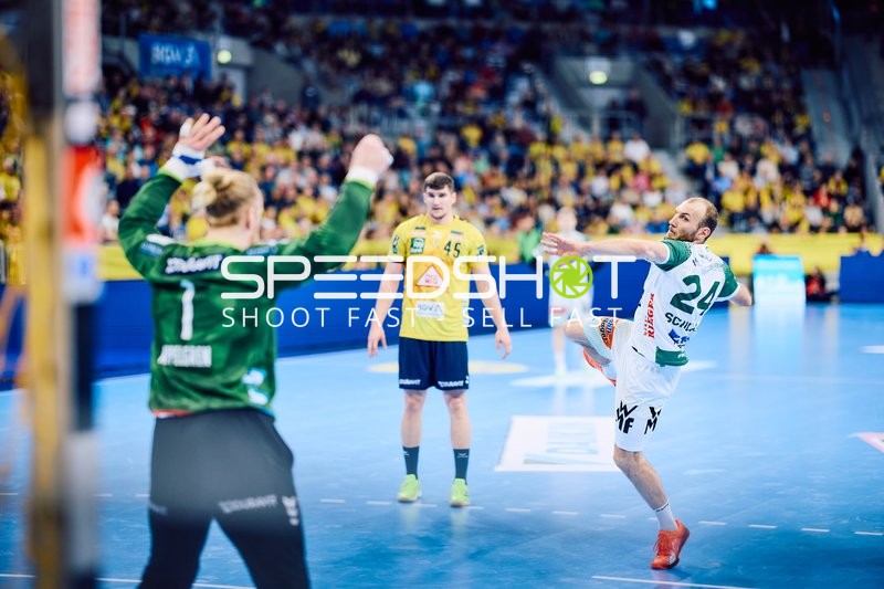 Ein Spieler von Frisch Auf Göppingen versucht, ein Tor zu werfen, während der Torhüter der Rhein-Neckar Löwen den Schuss abwehrt.