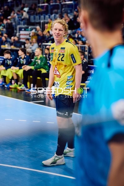 Gustav Davidsson auf dem Spielfeld, Schiedsrichter im Vordergrund