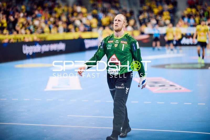 Ein Torwart der Rhein-Neckar Löwen bewegt sich auf dem Spielfeld.