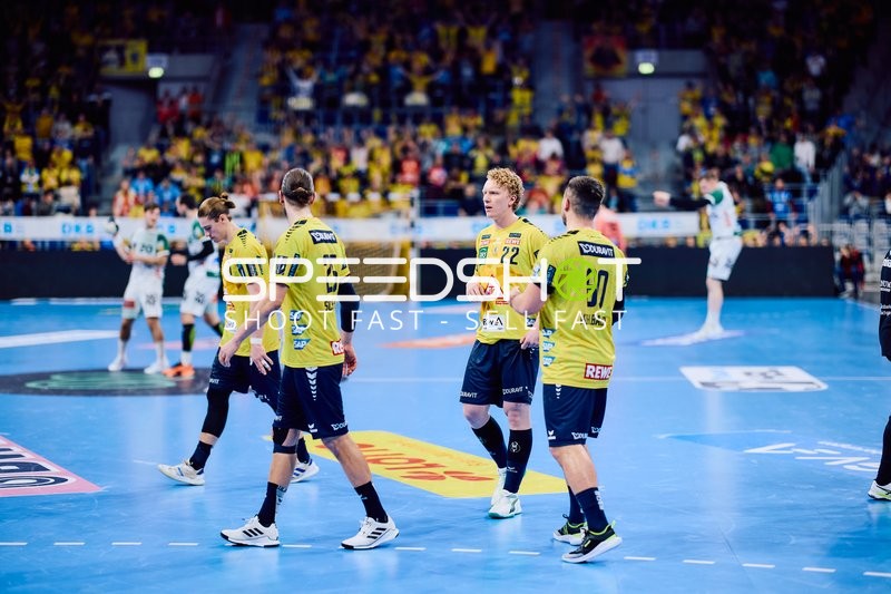 Spieler der Rhein-Neckar Löwen feiern auf dem Spielfeld.