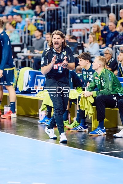 Trainer gibt Anweisungen