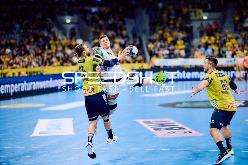 Ein Spieler von Frisch Auf Göppingen versucht, in die Abwehr der Rhein Neckar Löwen einzudringen.