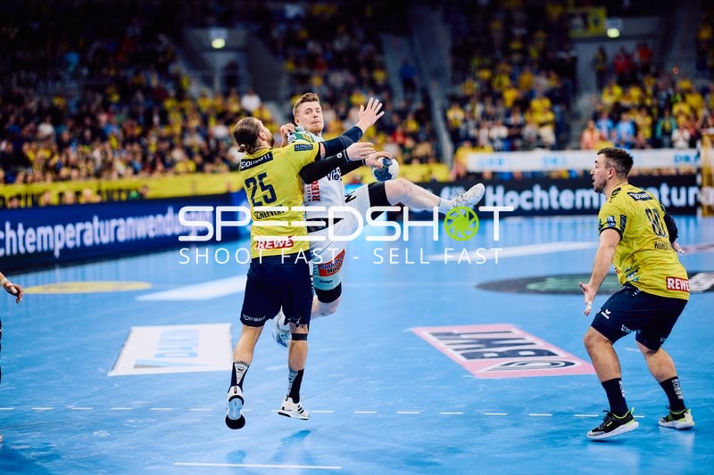 Ein Spieler der Rhein-Neckar Löwen verteidigt gegen einen Angriff von FRISCH AUF! Göppingen.