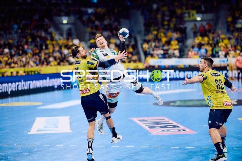 Ein Spieler von FRISCH AUF! Göppingen im Angriff wird von zwei Spielern der Rhein-Neckar Löwen verteidigt.